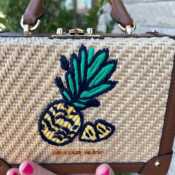 ππBrand New Michael Michael Kors
Island Escape Theodora Md Cross Body Bagππ - Picture 3 of 16